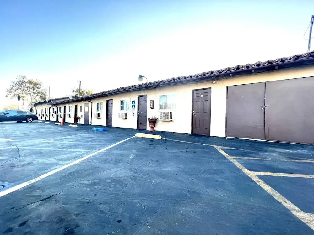 Super Inn motel By Downtown Pomona