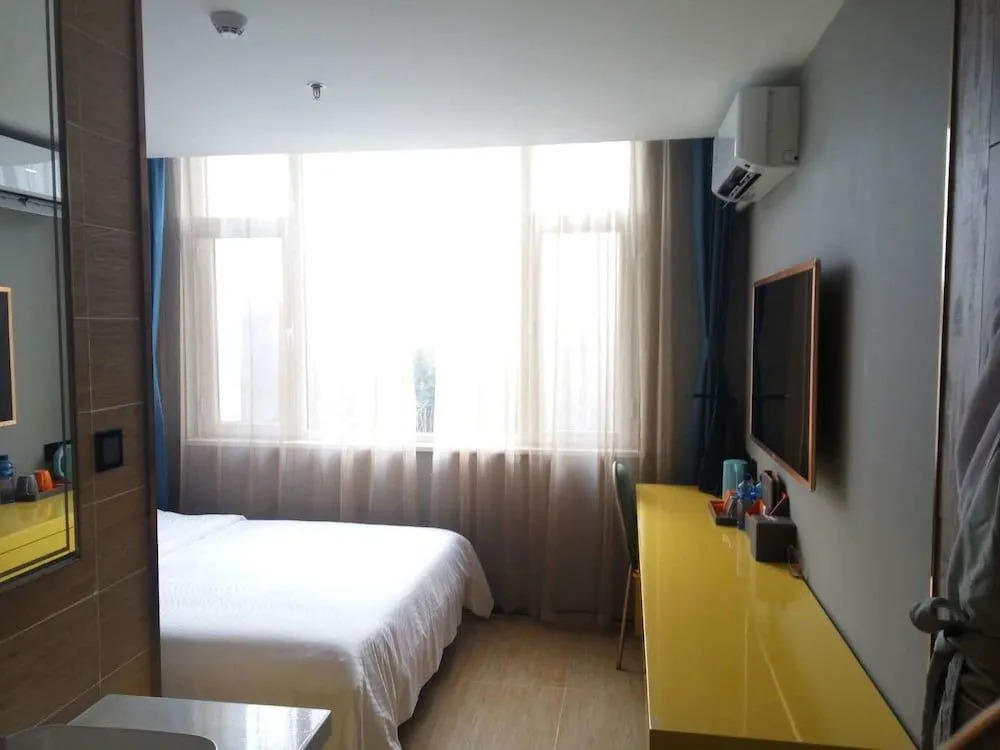 Yantai 90's Light Luxury Hotel