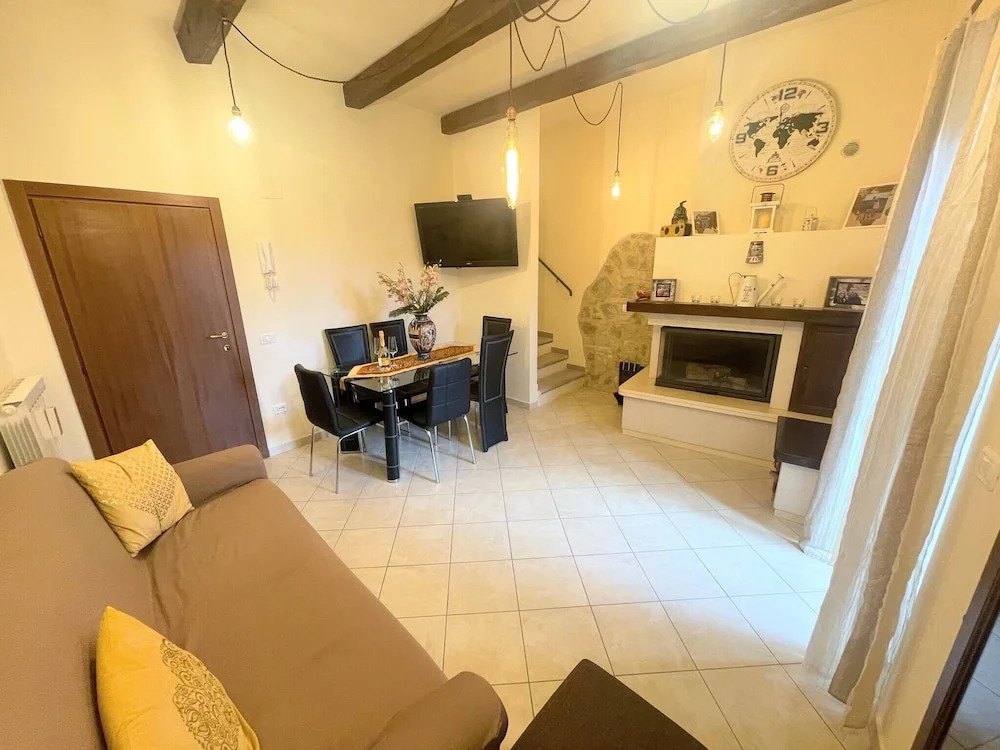Elegant Apt Spoleto A1 Train Station 2 kms Sleeps 6