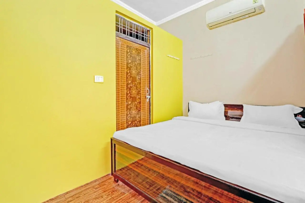 OYO 84120 Hotel R S Gold Night