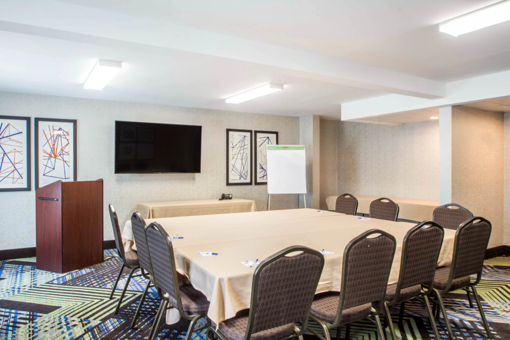 Holiday Inn Express & Suites - Albany Airport - Wolf Road by IHG