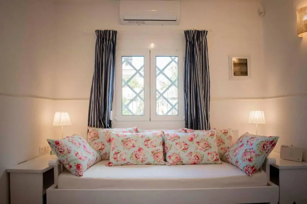 250 metres from the sea an independent tiny house with a yard full of flowers! Spitaki the Little House!