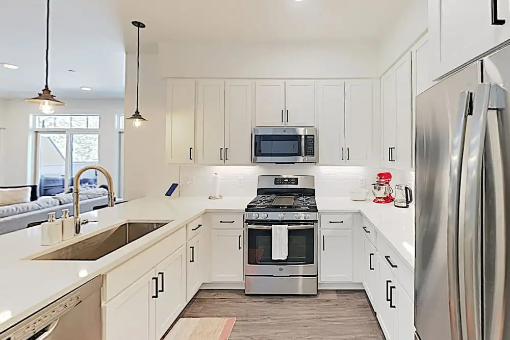 New Listing! Lavish All-season Escape W/ Hot Tub 3 Bedroom Condo