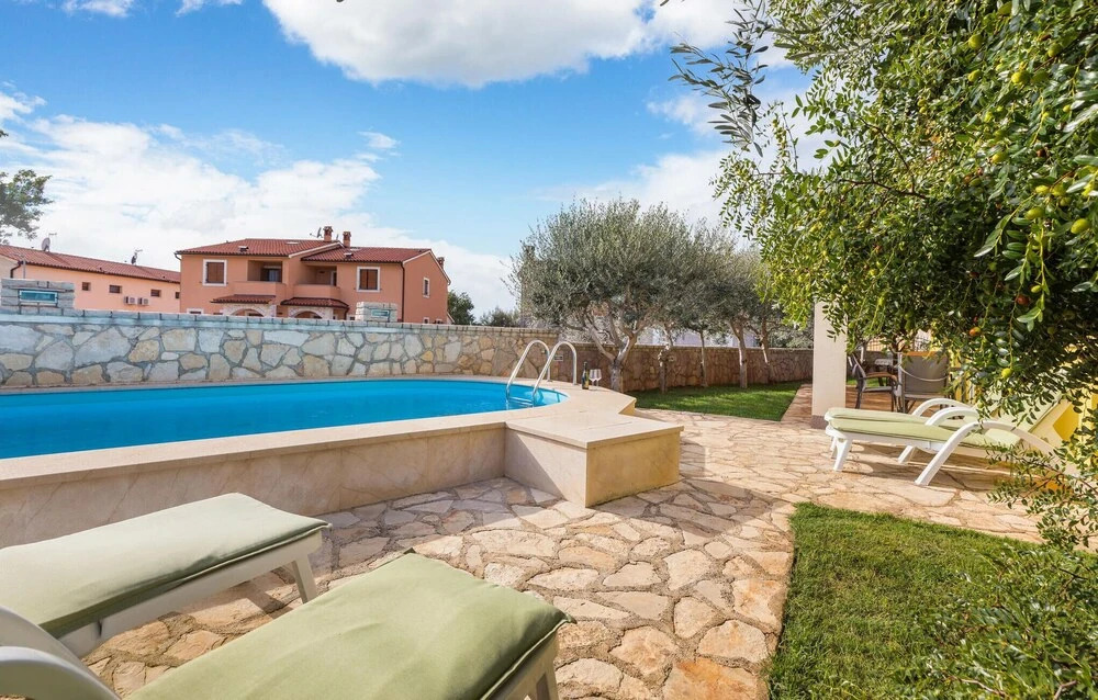 Awesome Home in Vodnjan With 4 Bedrooms, Outdoor Swimming Pool and Wifi