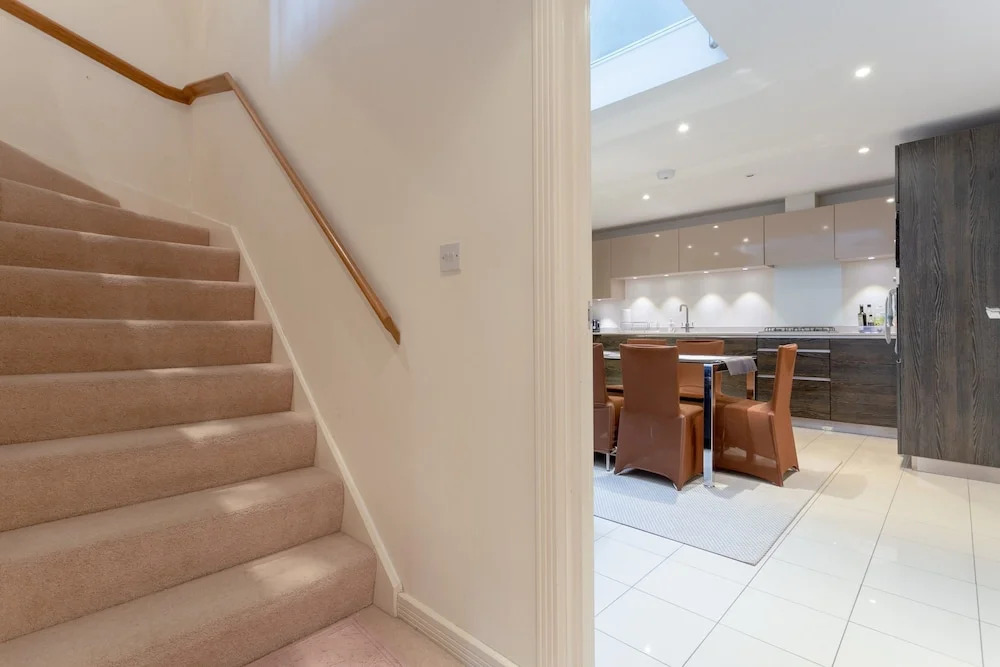 2 Bed Townhouse in Shepherds Bush
