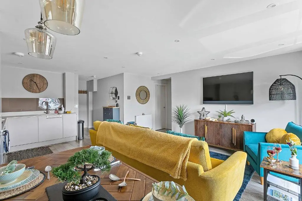 2 De Courcey House - Architect designed luxury apartment with parking, central Dartmouth