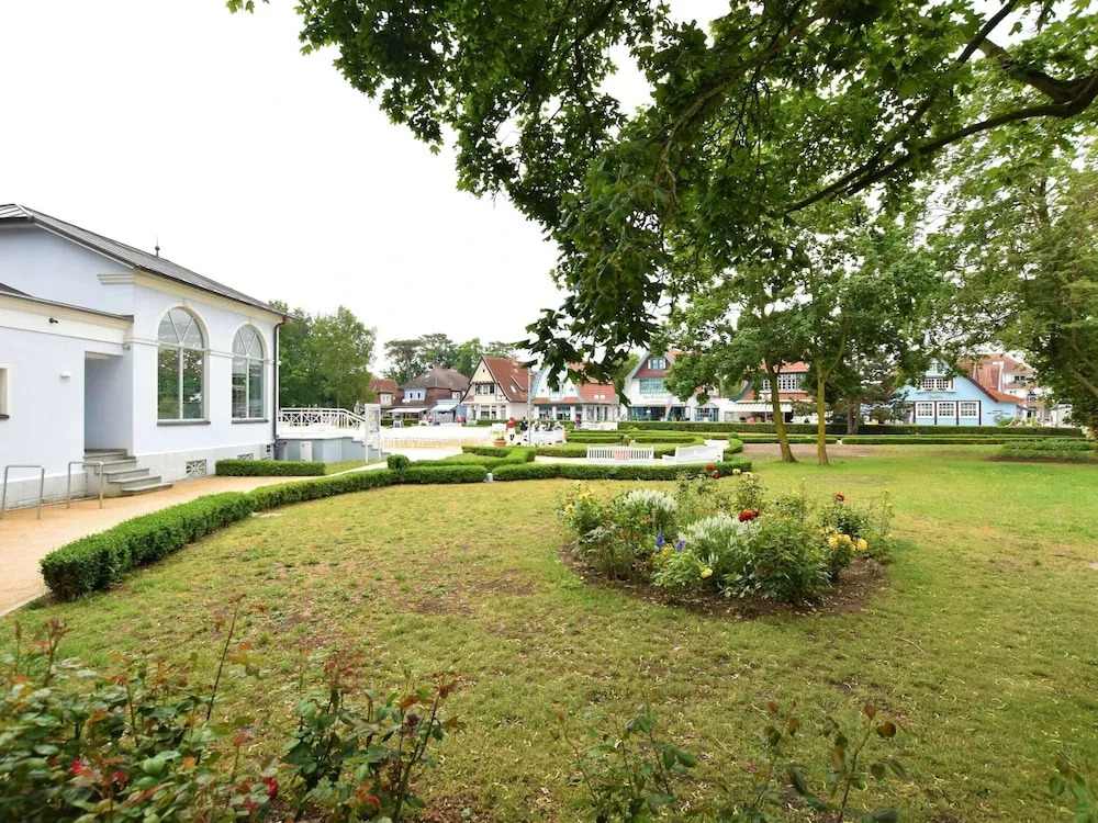 Spacious Bungalow near Sea in Grundshagen