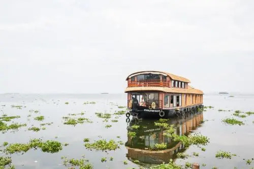 Oyo 24325 Gokul Cruisy