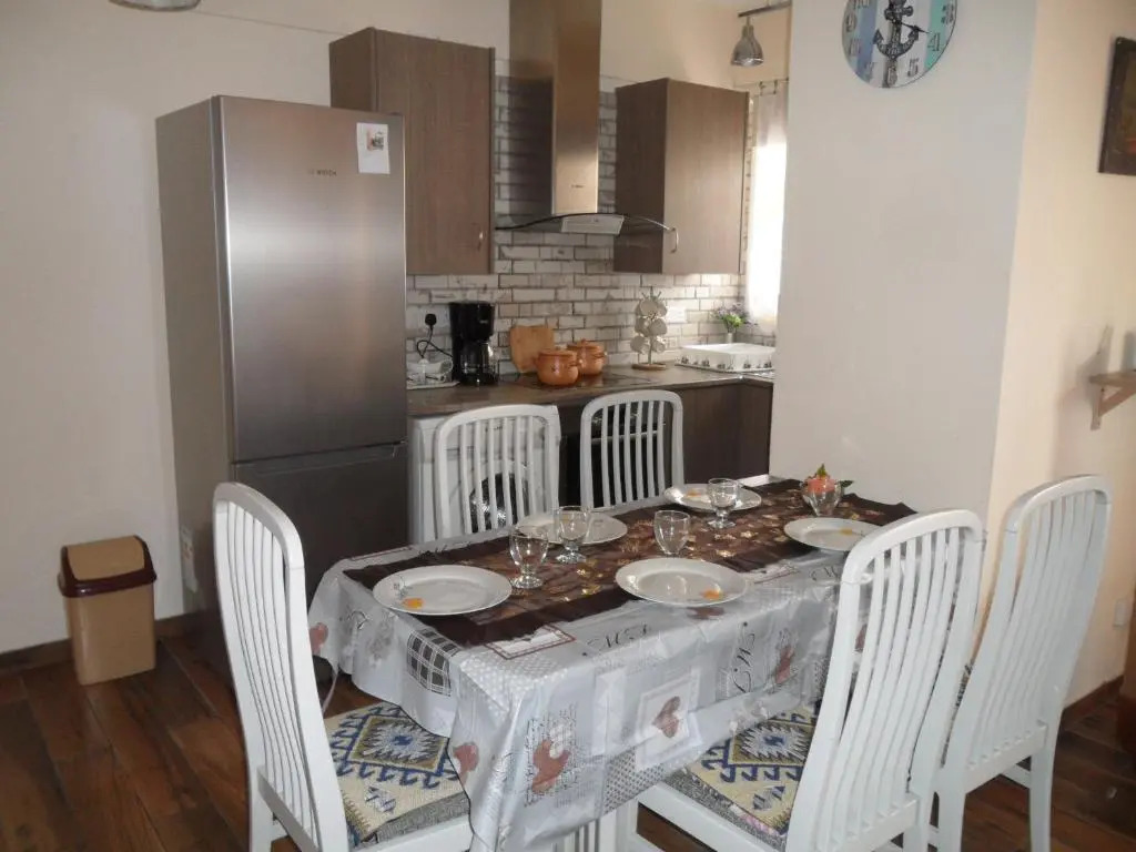 SUNSHINE APTS, TWO BEDROOM , FREE INTERNET, No 3