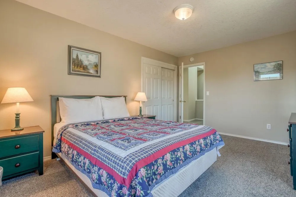 Cozy Gathering Space and Sparkling Amenities - Charming Seaside Haven
