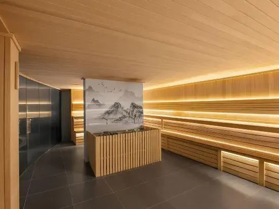 Blue Coast International Hotel (Guangzhou Baiyun Railway Station · Sanyuanli Metro Station)