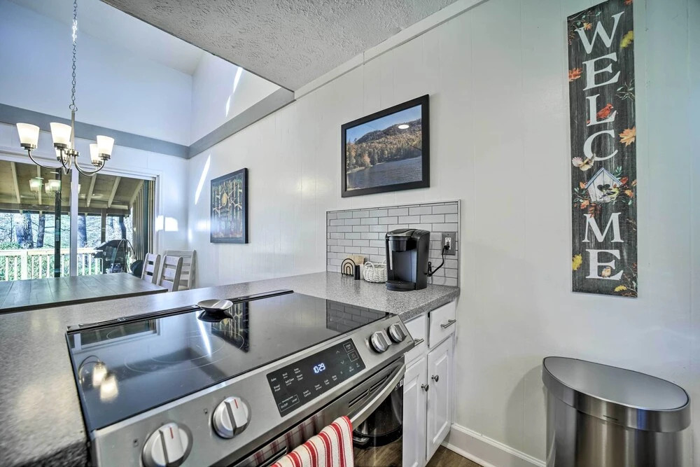 Sapphire Home w/ Grill & Pool Access
