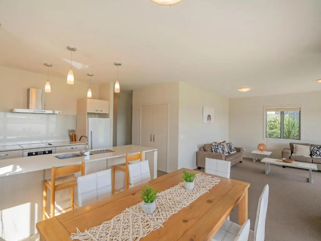 Lakeside Villa Retreat - Matarangi Downstairs Unit
