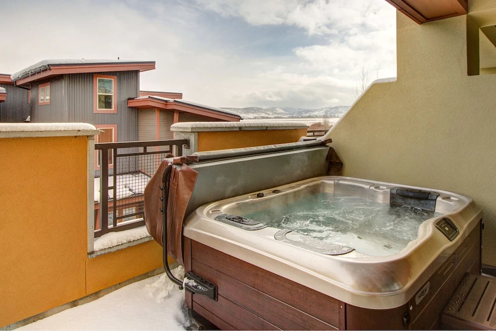 Polished 2br Park City  2 Bedroom Condo