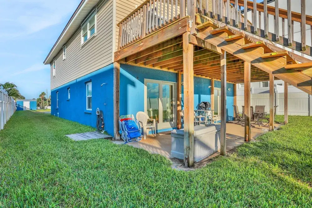 Updated Condo in Oceanfront Building With Private Beach Access - Near Dining