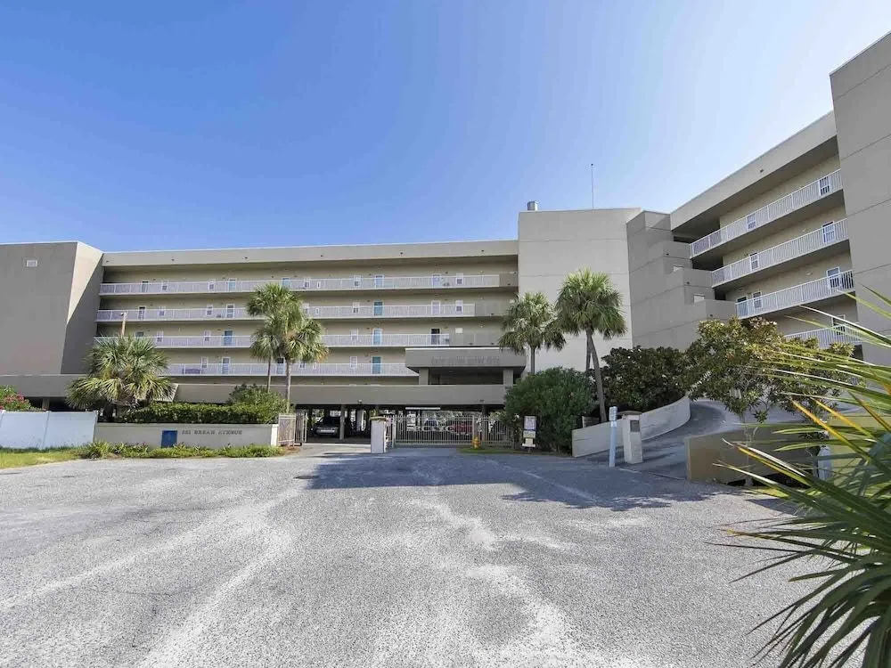 Palm Court Yacht Club #303