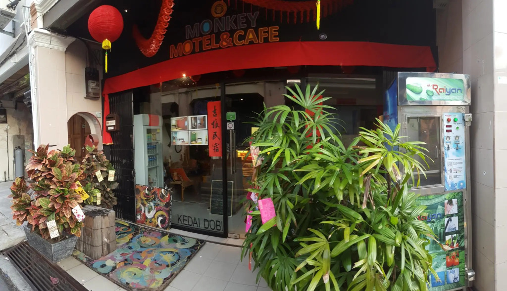 Monkey Motel & Café
