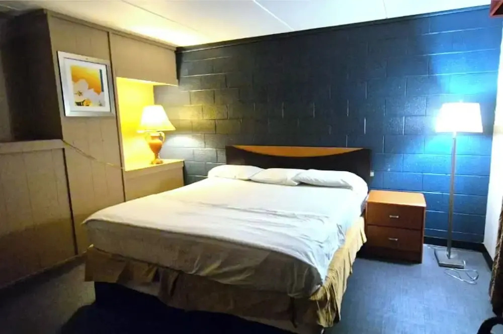 Capital O Pleasant Motel Grand Rapids MI
