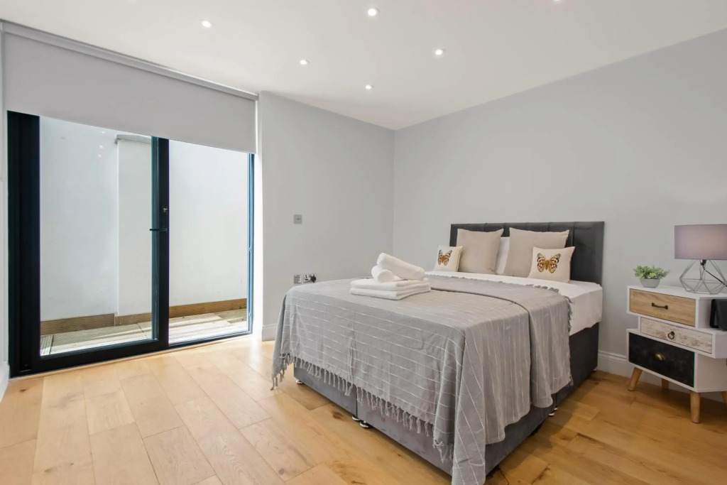 Capacious Three Bed Apartment in Slindon Court