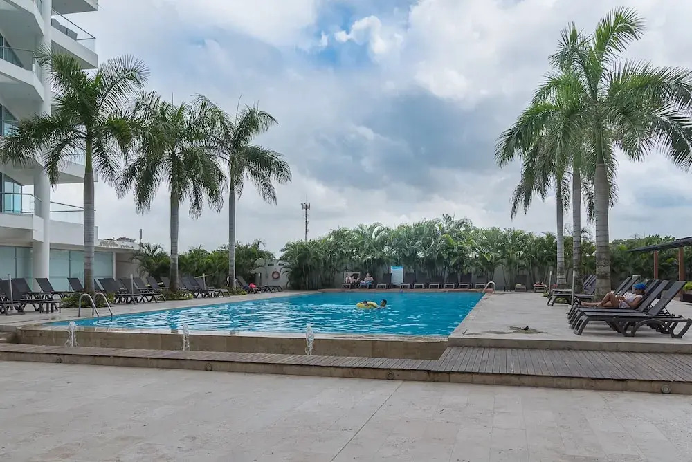 Deluxe Condo W Amenities & Beach