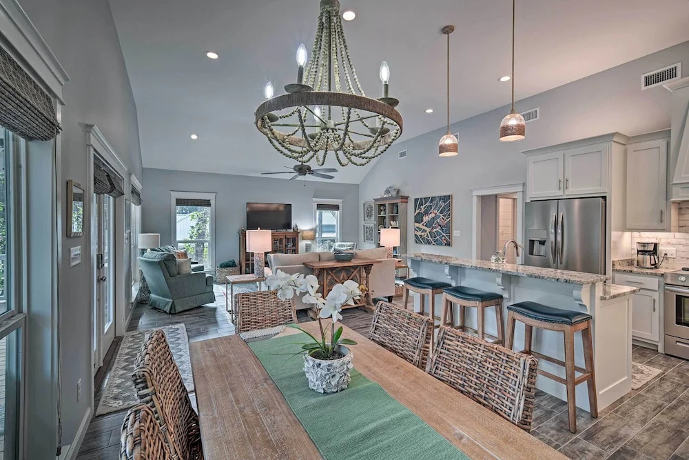 Quiet Fisherman's House w/ Hot Tub + Tropical Bar!