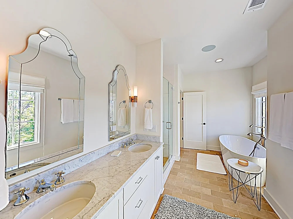 All-suite Townhome W/ Designer Furnishings 3 Bedroom Townhouse