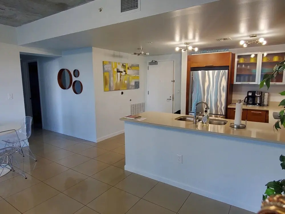 Miami Midblock Condo - City Views, Pool & Balcony