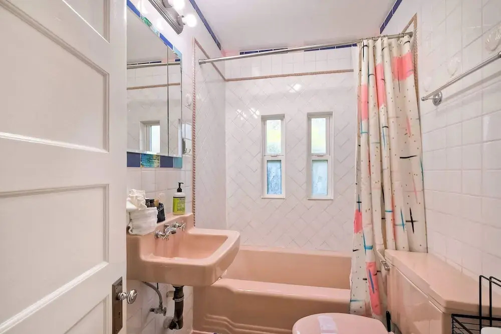 Vintage Beach Bungalow - For 6!