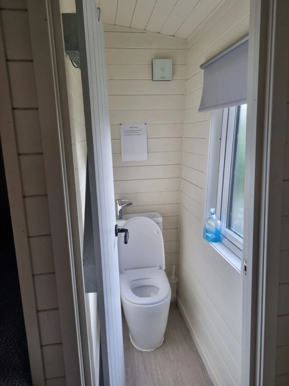 Glamping Hut - Sleeps 2 hot tub & parking