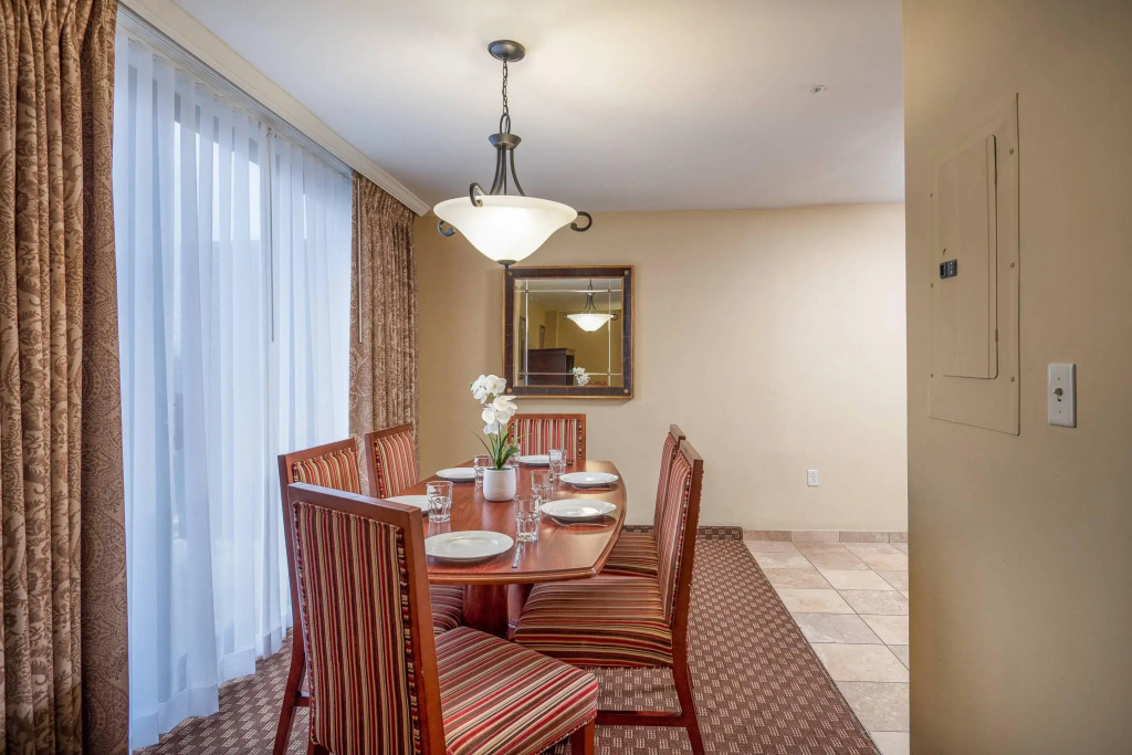 Clarion Collection Hotel Arlington Court Suites