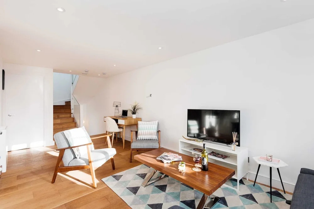 The Lillie Road Residence