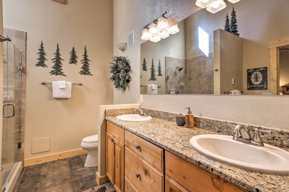 Luxury 4 BR Cabin: 2 King Suites on Shuttle Route