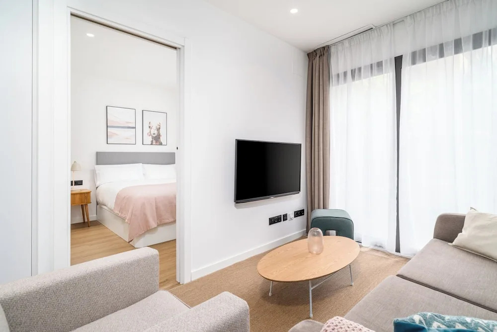 Limehome Barcelona Plaça Pirineus