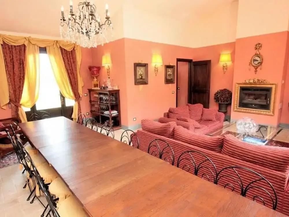 Lago di Chiusi Villa with Pool