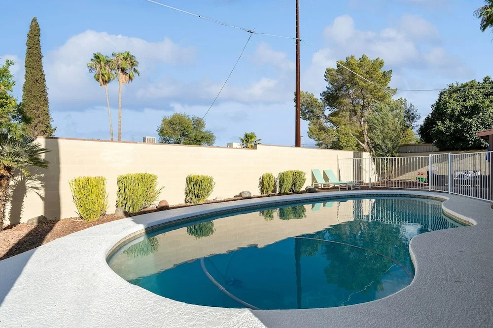 Family-friendly Desert Oasis 5 Bedroom Home by RedAwning