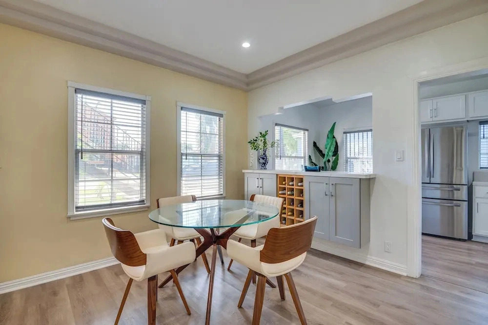 3 Mi to Usc, Museums & Parks! Modern LA Apartment