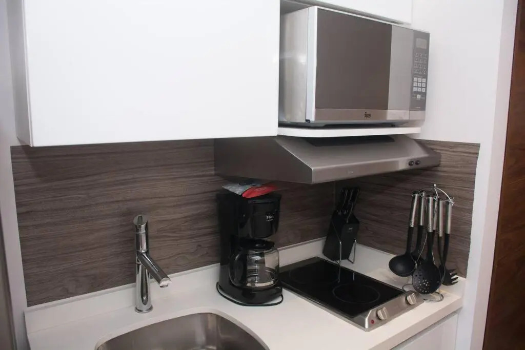 G208N Gallery Luxury Condo 5stars. Walking to the beach.