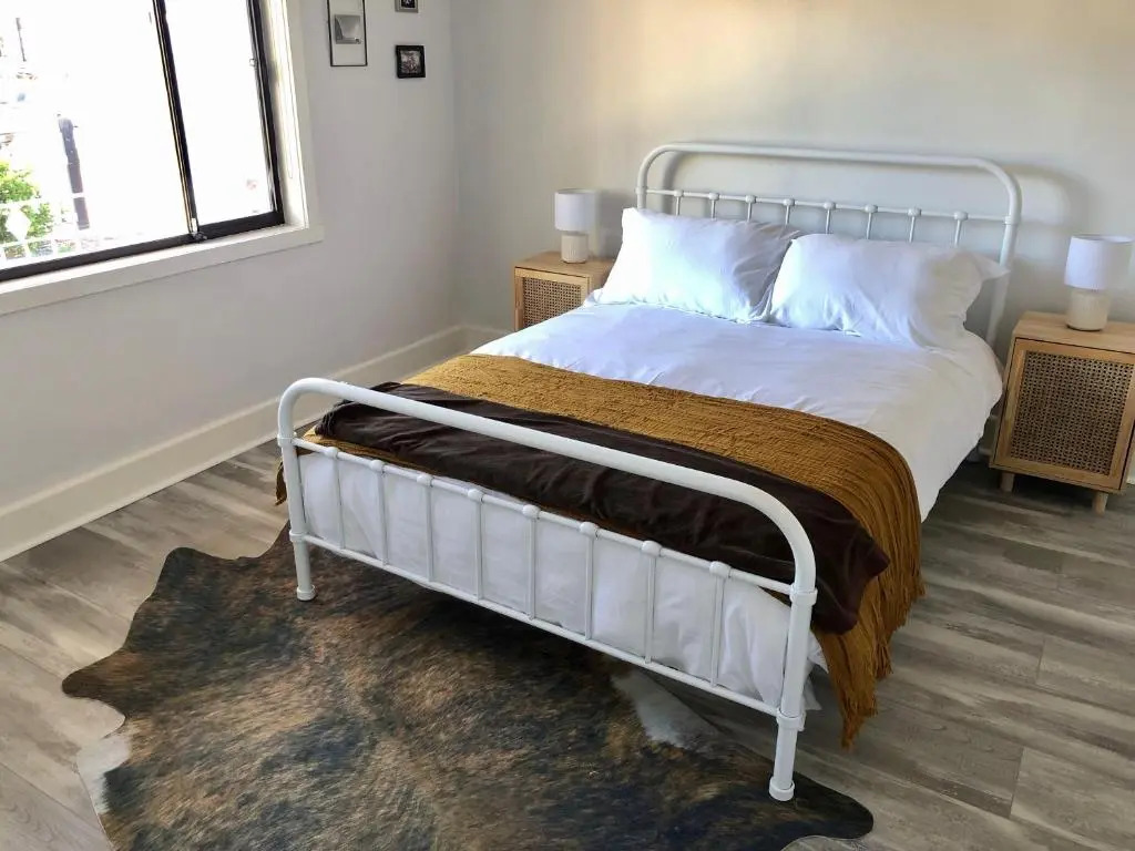 Stylish 3 bedroom house - Close to parks, bars & cafes - Free parking
