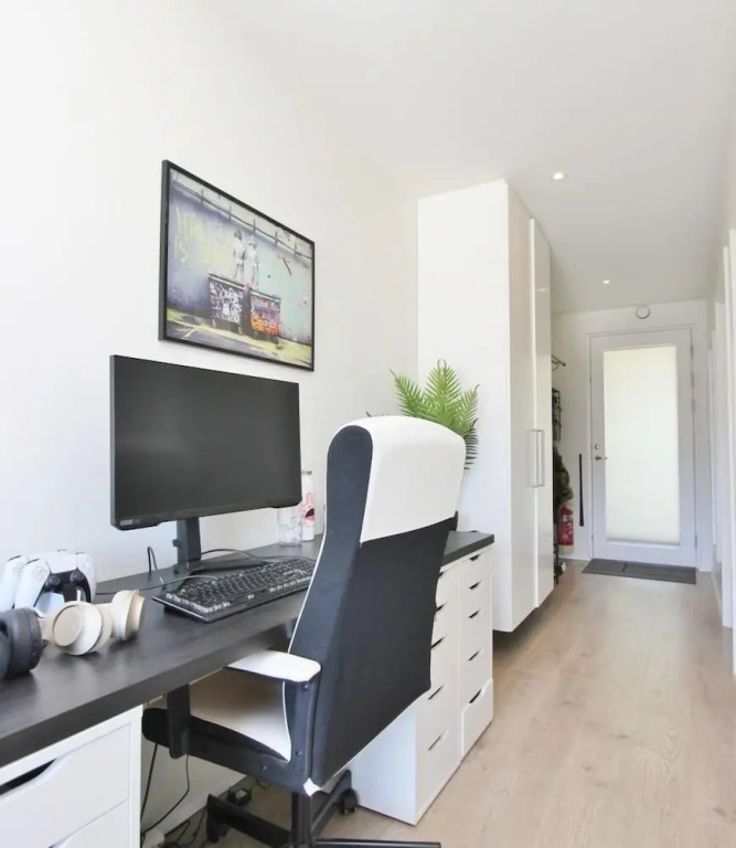 New Downtown Apartment With Free Parking