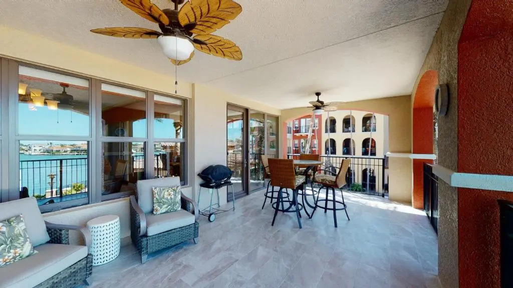 Luxury 3 Bed Condo at Popular Esplanade Overlooking Smokehouse Bay
