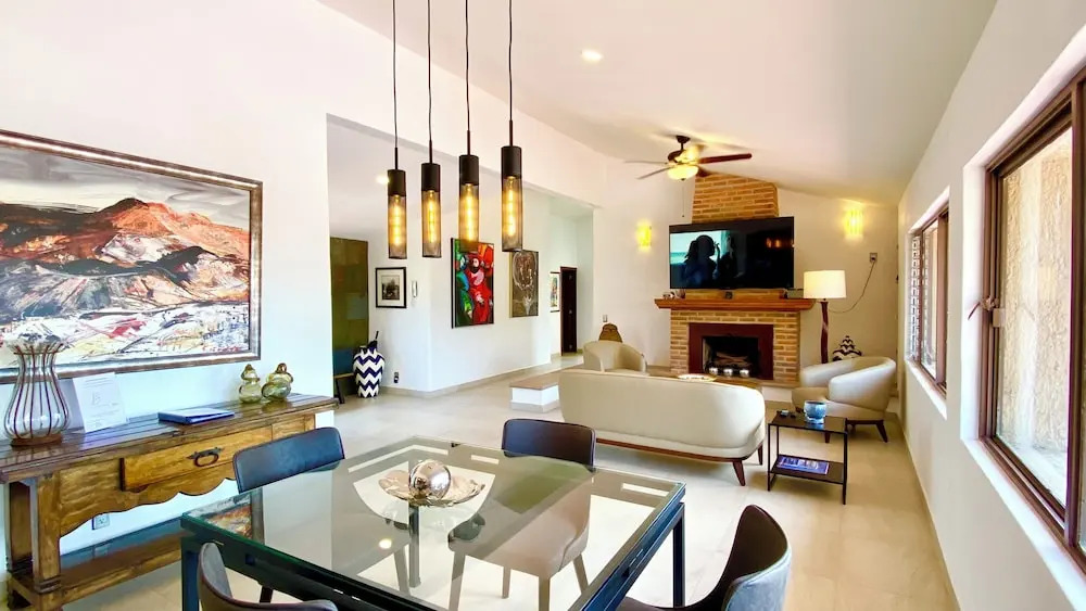 Luxurious 3 Bedroom in Ajijic - Sleeps 6 - Private Gym - Pickleball Court -