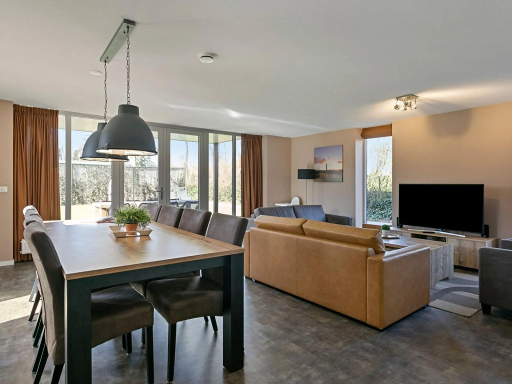 Luxury villa 2 minutes from the beach with a spacious garden and veranda