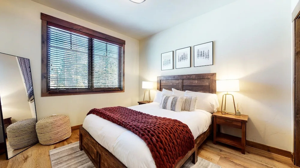 Woodwinds 1265 Luxury Townhouse, Private Hot Tub, 2 Car Garage by RedAwning
