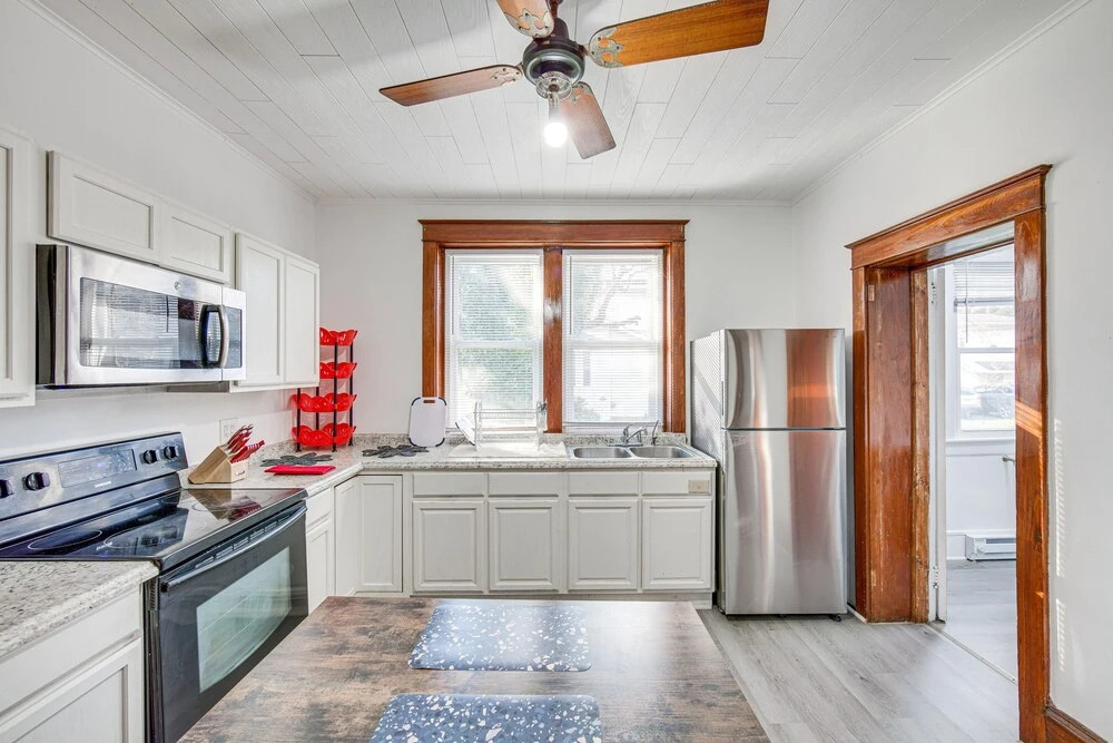 Lovely Lancaster Aptartment in Walkable Location!