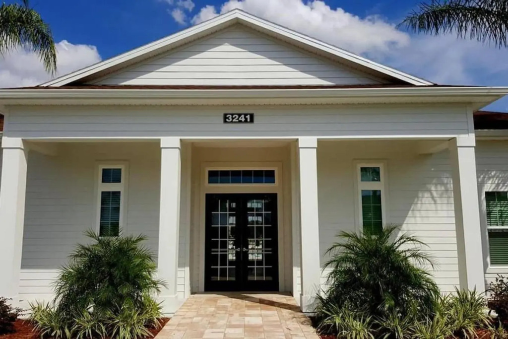 New townhouse in great luxurious community poolgym Close to Disney