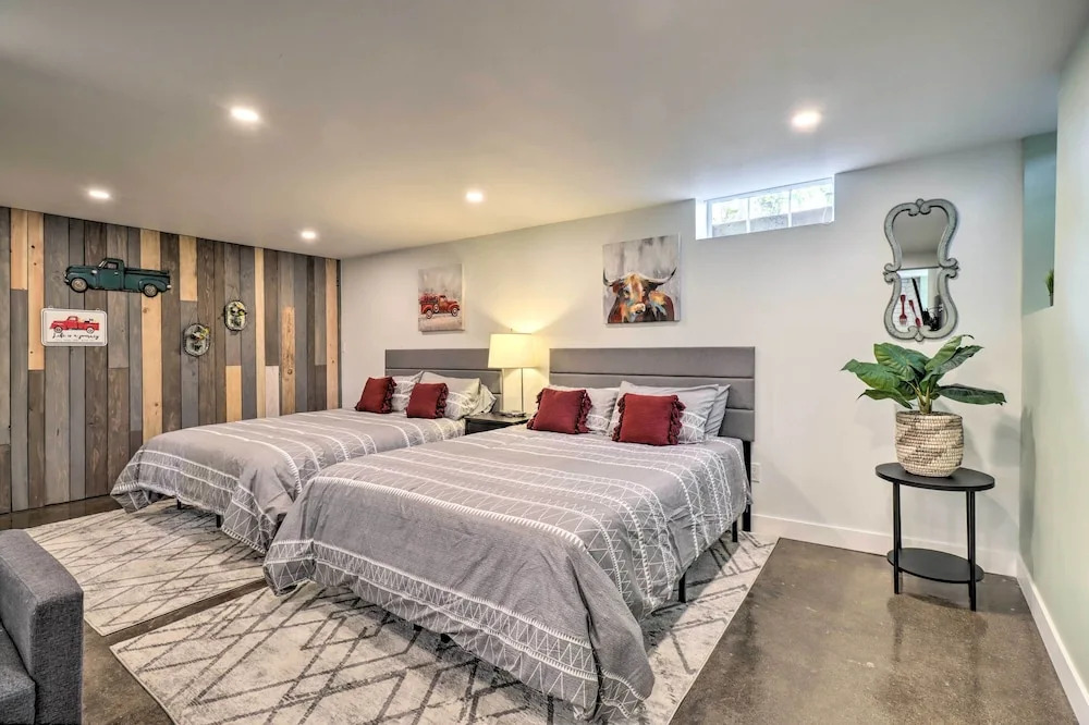 Ski & Hike: Cozy Dtwn Reno Studio w/ Fireplace