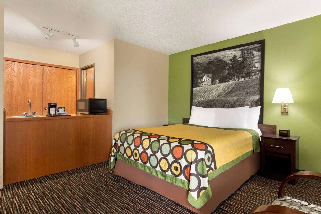 Super 8 by Wyndham Germantown/Milwaukee