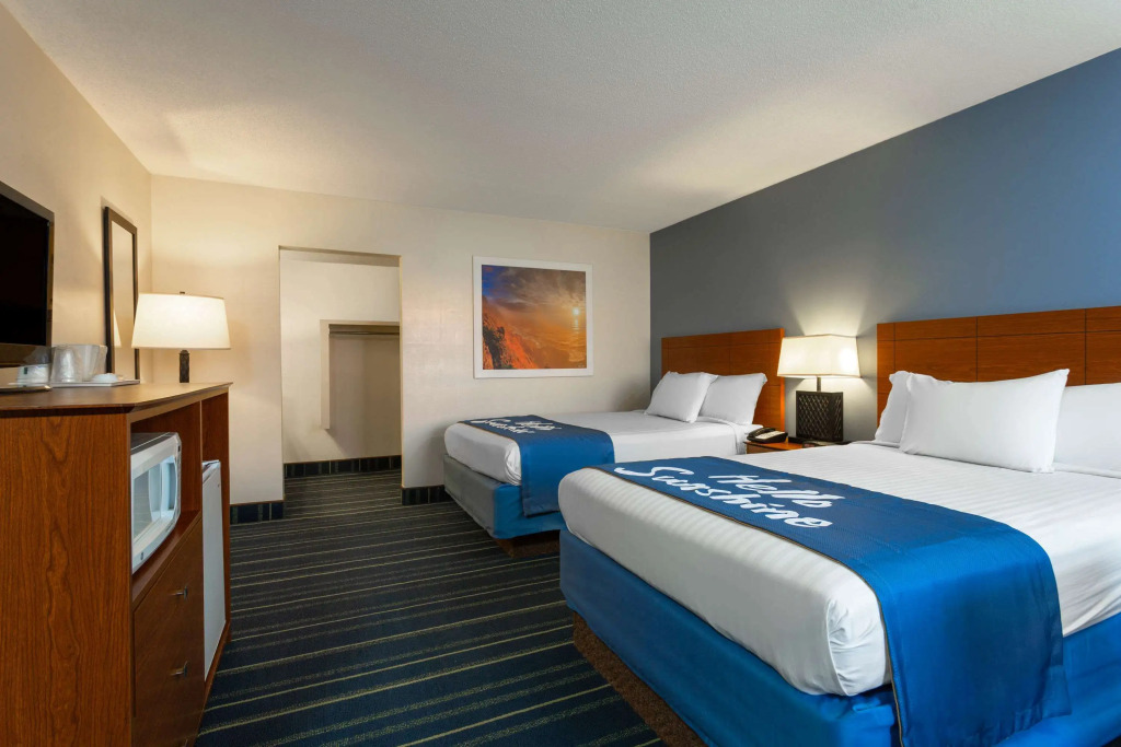 Days Inn by Wyndham Breezewood