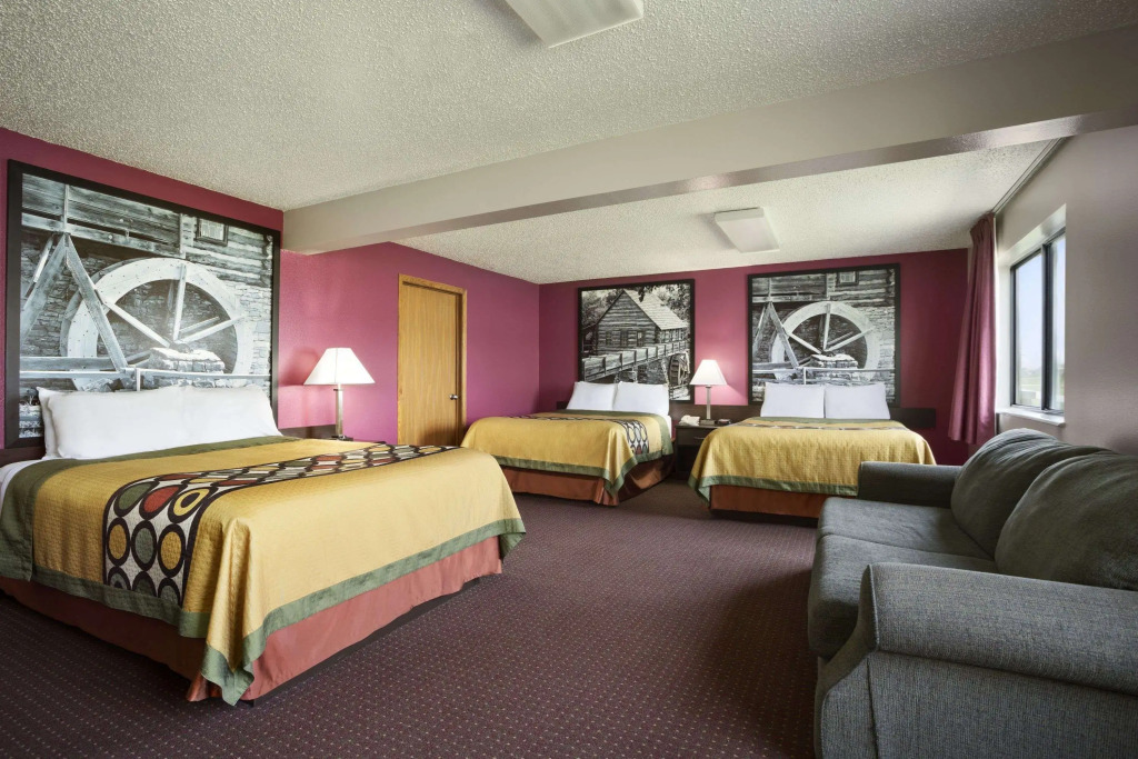 Super 8 by Wyndham Cameron