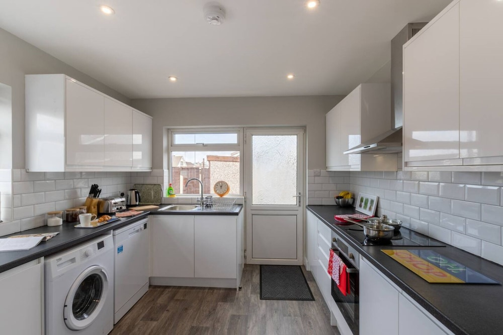 Altham Place Modern Coastal 2BR Bungalow Near Morecambe Bay